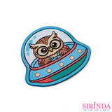 ตัวรีดการ์ตูนนกฮูกขับUFO ตัวรีดติดเสื้อ อาร์มทอตกแต่ง DIY WOVEN LABEL PATCH (00320021)