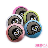 กระดุมปั๊ม กระดุมผ้าทอปั๊มการ์ตูน เพนกวินนั่งจุ้มปุ๊ก Fabric Covered Button (28มิล) (00370006)
