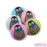 กระดุมปั๊ม กระดุมผ้าทอปั๊มการ์ตูน เพนกวินนั่งคาบปลา Fabric Covered Button (28มิล) (00370008)
