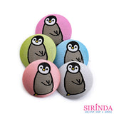 กระดุมปั๊ม กระดุมผ้าทอปั๊มการ์ตูน เพนกวินยืนกุมมือ Fabric Covered Button (28มิล) (00370009)