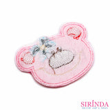 ตัวรีดการ์ตูนหมียิ้มผูกโบว์ ตัวรีดติดเสื้อ อาร์มปักตกแต่ง DIY EMBROIDERY PATCH (00080464)