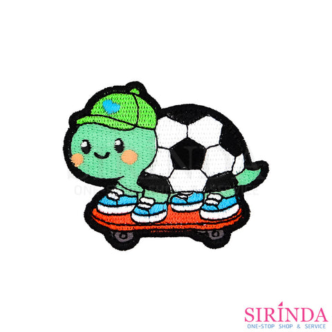 ตัวรีดการ์ตูนเต่าลูกฟุตบอลขี่สเก็ตบอร์ด ตัวรีดติดเสื้อ อาร์มปักตกแต่ง DIY EMBROIDERY PATCH (00080539)
