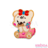 ตัวรีดการ์ตูนหมีขยิบตาถือดอกไม้ ตัวรีดติดเสื้อ อาร์มปักตกแต่ง DIY EMBROIDERY PATCH (00080036)