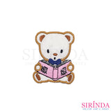 ตัวรีดการ์ตูนหมีอ่านหนังสือ ตัวรีดติดเสื้อ อาร์มปักตกแต่ง DIY EMBROIDERY PATCH (00080423)