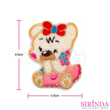 ตัวรีดการ์ตูนหมีขยิบตาถือดอกไม้ ตัวรีดติดเสื้อ อาร์มปักตกแต่ง DIY EMBROIDERY PATCH (00080036)