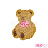 ตัวรีดการ์ตูนหมีนั่งผูกโบว์ ตัวรีดติดเสื้อ อาร์มปักตกแต่ง DIY EMBROIDERY PATCH (00080448)