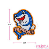 ตัวรีดการ์ตูนฉลามวาฬสวัสดี SAWASDEE ตัวรีดติดเสื้อ อาร์มทอตกแต่ง DIY WOVEN LABEL PATCH (00320014)