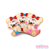 ตัวรีดการ์ตูนหมีขยิบตาถือดอกไม้ ตัวรีดติดเสื้อ อาร์มปักตกแต่ง DIY EMBROIDERY PATCH (00080036)