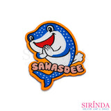 ตัวรีดการ์ตูนฉลามวาฬสวัสดี SAWASDEE ตัวรีดติดเสื้อ อาร์มทอตกแต่ง DIY WOVEN LABEL PATCH (00320014)