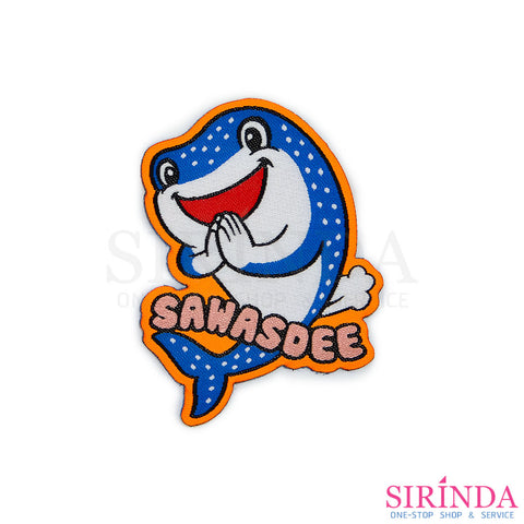 ตัวรีดการ์ตูนฉลามวาฬสวัสดี SAWASDEE ตัวรีดติดเสื้อ อาร์มทอตกแต่ง DIY WOVEN LABEL PATCH (00320014)