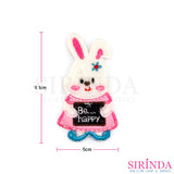 ตัวรีดการ์ตูนกระต่ายถือป้าย BeHappy ตัวรีดติดเสื้อ อาร์มปักตกแต่ง DIY EMBROIDERY PATCH (00080034)