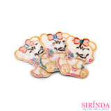ตัวรีดการ์ตูนหมีขยิบตาถือดอกไม้ ตัวรีดติดเสื้อ อาร์มปักตกแต่ง DIY EMBROIDERY PATCH (00080036)