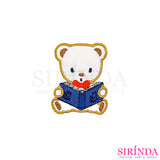 ตัวรีดการ์ตูนหมีอ่านหนังสือ ตัวรีดติดเสื้อ อาร์มปักตกแต่ง DIY EMBROIDERY PATCH (00080423)